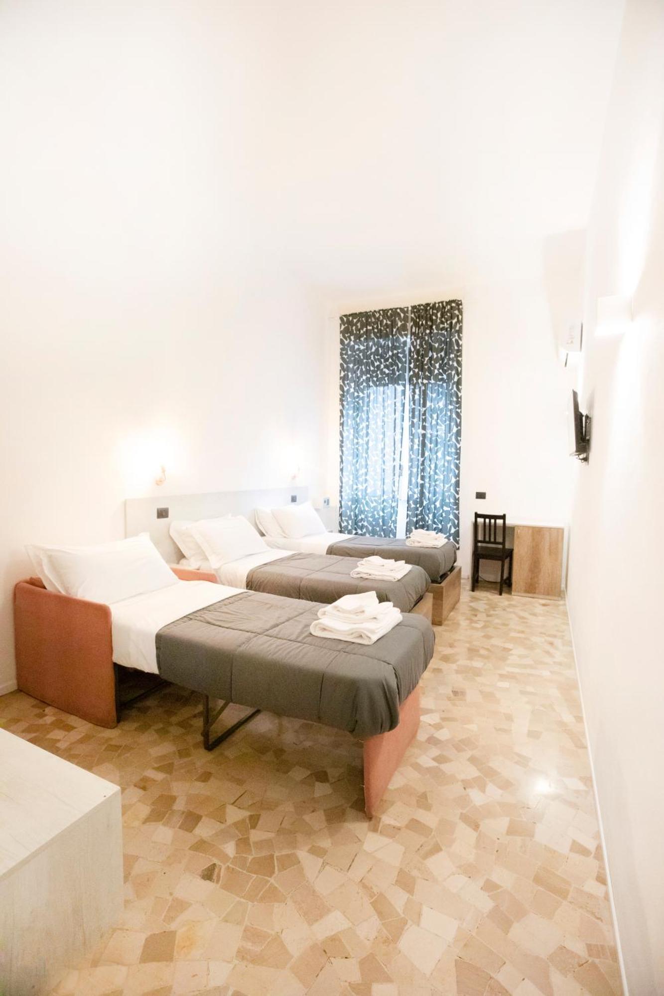Hall In Center * Napels